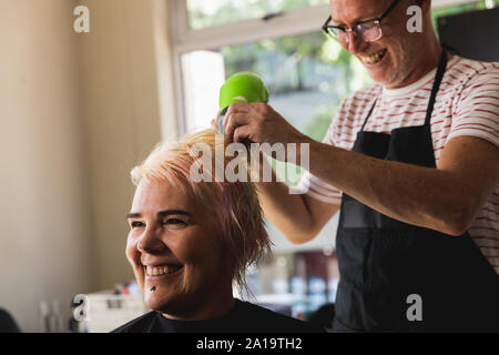 Friseur männlichen und weiblichen Kunden im Friseursalon Stockfoto