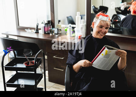 Weibliche Client in ihr Haar in Friseursalon farbige Stockfoto