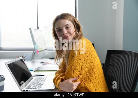 Porträt der jungen weiblichen kreatives Arbeiten in einem modernen Büro Stockfoto