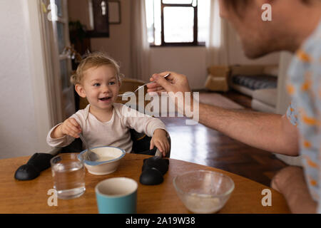 Vater und sein Baby die Zeit zusammen genießen. Stockfoto