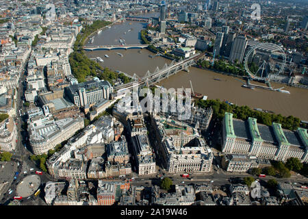 Whitehall und den Damm mit der Themse aus der Luft. Stockfoto