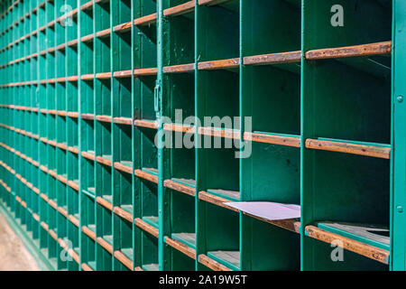 Einen Buchstaben links in alten Mail Rack Stockfoto