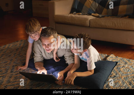 Familie Zeit gemeinsam zu Hause Stockfoto