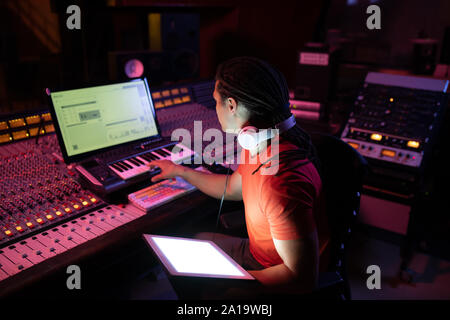 Männliche Musikproduzent am Mischpult arbeiten in einem Tonstudio Stockfoto