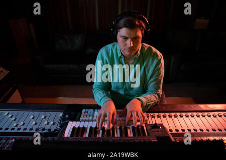 Männliche Musikproduzent am Mischpult arbeiten in einem Tonstudio Stockfoto