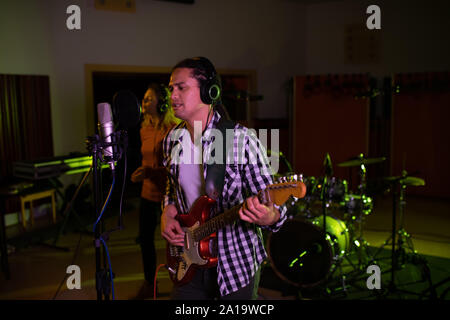 Gruppe Aufnahmen im Tonstudio Stockfoto