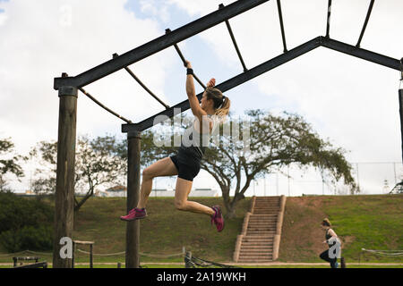 Junge Frau Training in einem Fitnessstudio im Freien bootcamp Stockfoto