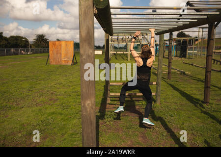 Junge Frau Training in einem Fitnessstudio im Freien bootcamp Stockfoto