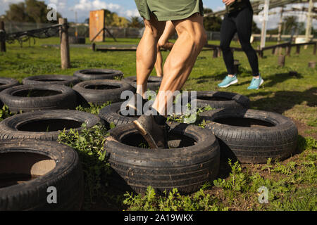 Junger Mann Training in einem Fitnessstudio im Freien bootcamp Stockfoto