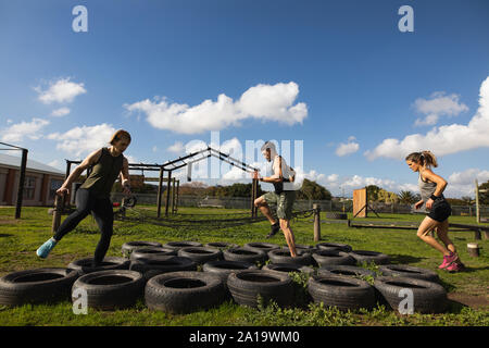 Junge Erwachsene Ausbildung bei einem Outdoor Fitness bootcamp Stockfoto