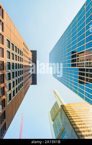 Low Angle View des Japan Center, Taunus Turm und Commerzbank Tower in das Frankfurter Finanzviertel Stockfoto