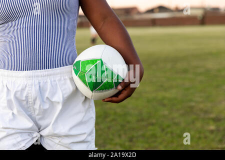 Junge erwachsene Frauen Rugby Player auf einem Rugby Pitch Stockfoto