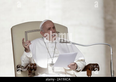 Vatikan, Vatikan. 25. September, 2019. Papst Franziskus liefert seine Predigt während der Generalaudienz auf dem Petersplatz. Credit: Giuseppe Ciccia/Alamy leben Nachrichten Stockfoto