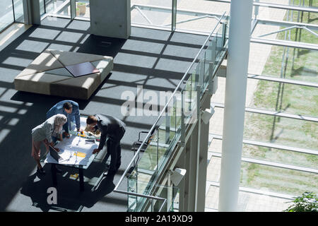 Männlichen und weiblichen Architekten diskutieren über Blueprint im Büro Stockfoto