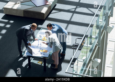Männlichen und weiblichen Architekten diskutieren über Blueprint im Büro Stockfoto