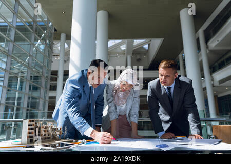 Männlichen und weiblichen Architekten diskutieren über Blueprint im Büro Stockfoto