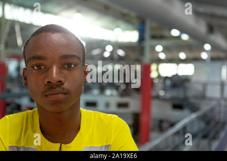 Deaktiviert afrikanischer amerikanischer Mann athletisch auf Kamera im Fitnesscenter Stockfoto