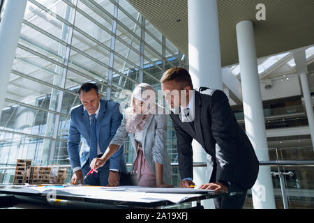 Männlichen und weiblichen Architekten diskutieren über Blueprint im Büro Stockfoto