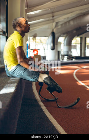 Deaktiviert afrikanischer amerikanischer Mann sportliche Entspannung in Fitnesscenter Stockfoto