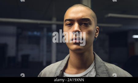 Junge Mann in einem leeren Lager Stockfoto