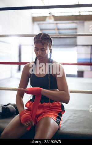 Weibliche Boxer tragen Bindung an Boxing Club Stockfoto