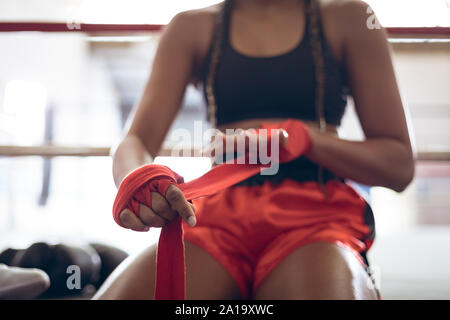 Weibliche Boxer tragen Bindung an Boxing Club Stockfoto