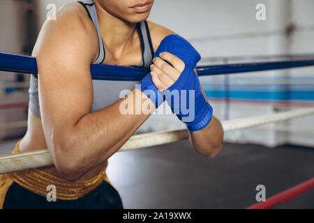 Weibliche Boxer tragen Bindung an Boxing Club Stockfoto