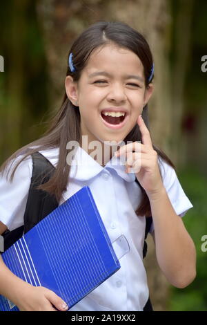 Ziemlich Filipina Studentin mit Zahnschmerzen mit Notebooks Stockfoto