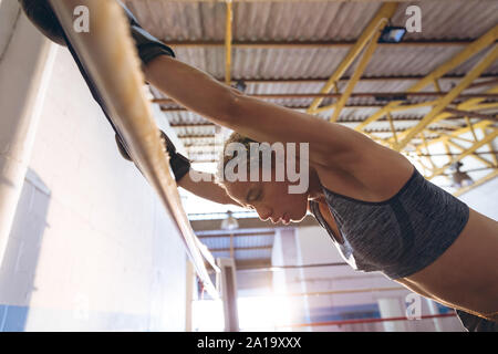 Weibliche boxer Rest im Boxring im Fitnesscenter Stockfoto