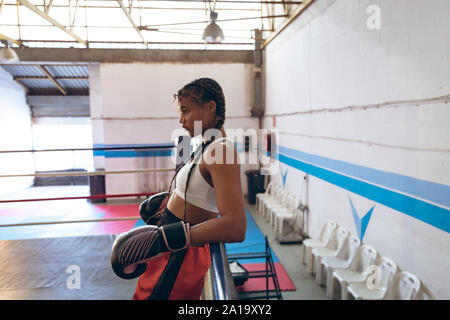 Weibliche boxer Rest im Boxring im Fitnesscenter Stockfoto