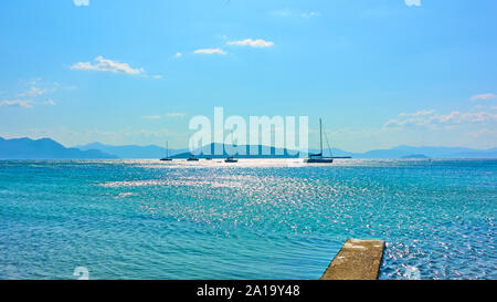 Panoramablick auf die Küstenlandschaft mit Segel Yachten im Meer in der Nähe von Aegina Island im Sommer 12.00 Uhr, Saronische Inseln, Griechenland Stockfoto
