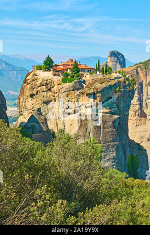 Die Heilige Dreifaltigkeit Kloster auf der Spitze des Felsens in Meteora, Thessalien, Griechenland - Landschaft Stockfoto