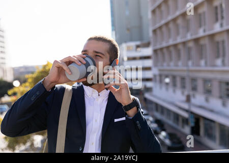 Young Professional Mann am Telefon in der Stadt Stockfoto