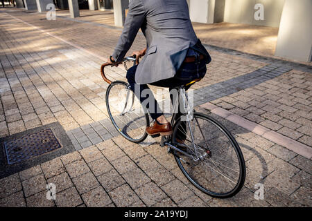 Young Professional Mann mit dem Fahrrad in einer Stadt Stockfoto