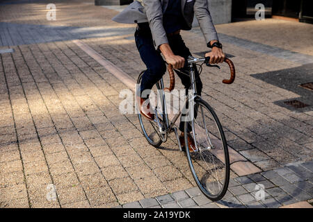 Young Professional Mann mit dem Fahrrad in einer Stadt Stockfoto