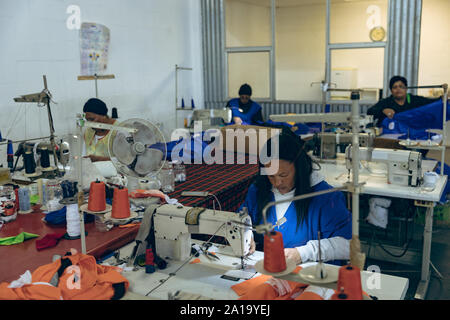 Frauen mit Nähmaschinen in einer Kleiderfabrik Stockfoto