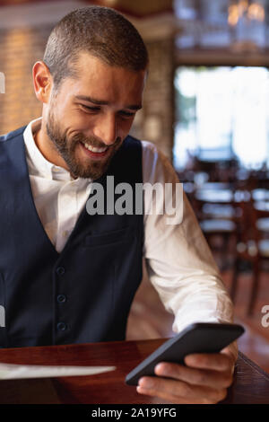 Junge Mann in einem Cafe Stockfoto