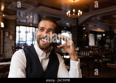 Junge Mann in einem Cafe Stockfoto