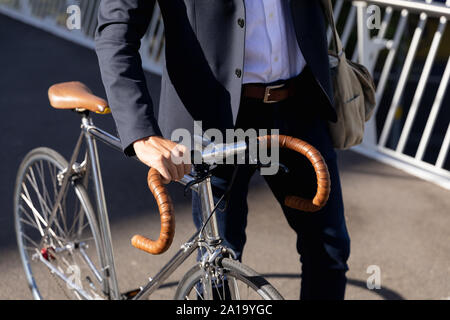 Junge Menschen auf dem Weg mit dem Fahrrad Stockfoto