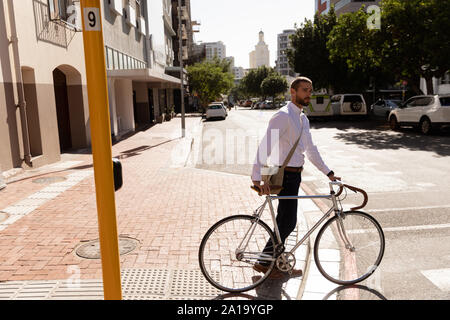 Junge Mann, der mit dem Fahrrad Stockfoto