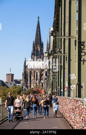 Die Schlösser der Zaun der Fußweg der Hohenzollern Eisenbahnbrücke, die Kathedrale, Köln, Deutschland. Vorhaengeschloesser als Liebesschloesser am Zaun, e Stockfoto