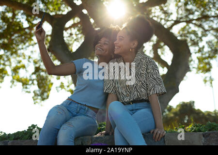 Zwei junge Frauen, die die Selfie im freien Stockfoto