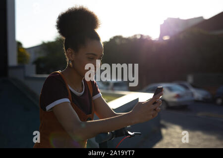 Junge Frau mit smartphone Stockfoto