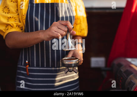 Junge Frau Kaffee Vorbereitung in Essen Speisen für Lkw Stockfoto