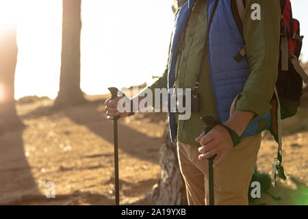 Im mittleren Alter Mann genießen Zeit draußen in der Natur Stockfoto