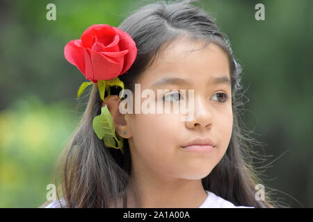 Unemotional weiblichen Tween mit einer Blume Stockfoto