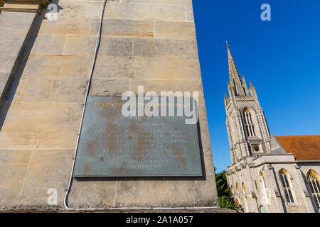 Gedenktafel auf einem Turm von Marlow Hängebrücke über den Fluss Themse und Blick auf All Saints Church, Marlow, Buckinghamshire, England Stockfoto