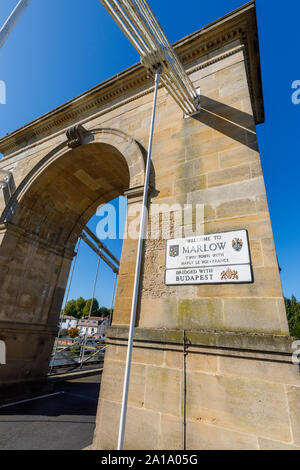 Willkommen name Plakette auf einem Marlow Suspension Bridge über die Themse, Marlow, Buckinghamshire, England, gepaart mit Marley Le Roi, Frankreich Stockfoto