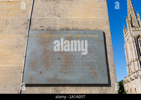 Gedenktafel auf einem Turm von Marlow Hängebrücke über den Fluss Themse und Blick auf All Saints Church, Marlow, Buckinghamshire, England Stockfoto