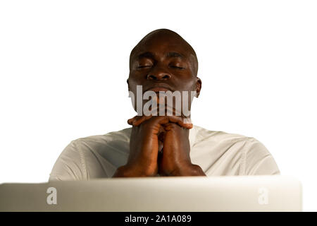 Geschäftsmann mit geschlossenen Augen und Laptop Stockfoto